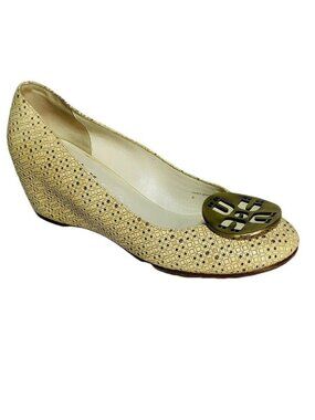 Joy Chen Womens Beige Wedge Shoes Gold Logo Medallion Size 8